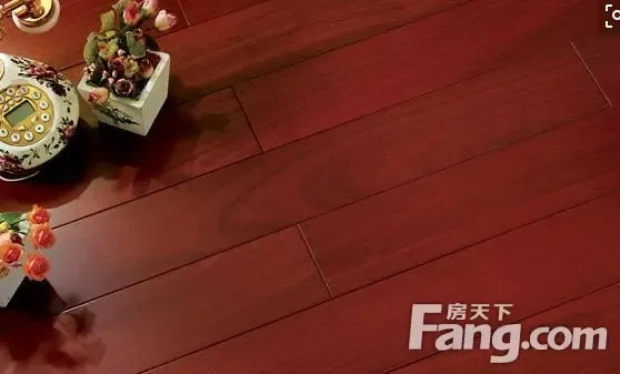 实木地板和复合地板哪个好？木地板打蜡方法？