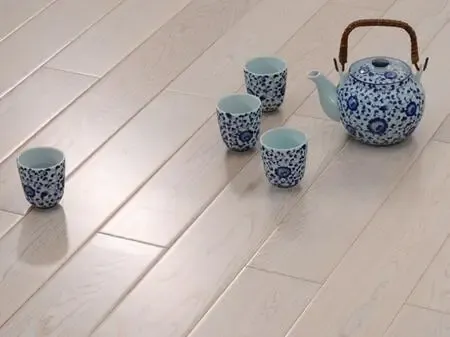 复合地板与实木地板怎么选？全面对比与选购技巧解析(图1)