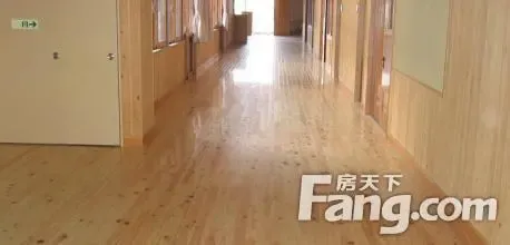 实木地板与实木复合地板的区别 实木复合地板家居如何搭配