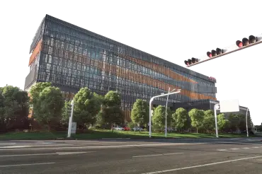住宅楼楼体开裂倾斜原因分析,地基与施工质量成关键(图1) 住宅楼楼体开裂倾斜原因分析,地基与施工质量成关键(图1)