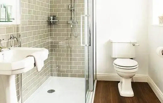 卫生间铺木地板为何更实用？防滑舒适优势解析(图1)