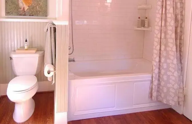 卫生间铺木地板为何更实用？防滑舒适优势解析(图3)